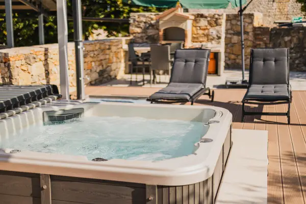 Hot tub in the patio of Casa Iveta