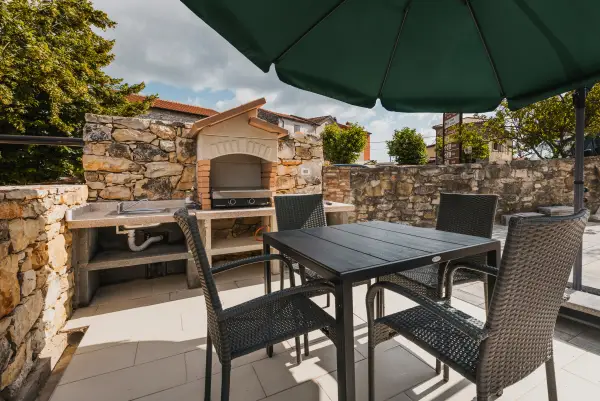 Equipped outdoor kitchen